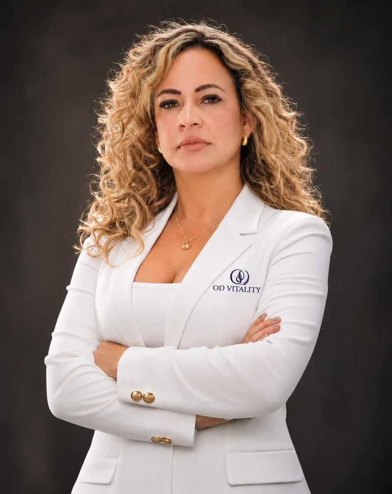 Obdelis Dominguez Romero, nurse practitioner, con bata blanca en la clínica OD Vitality de Miami Lakes